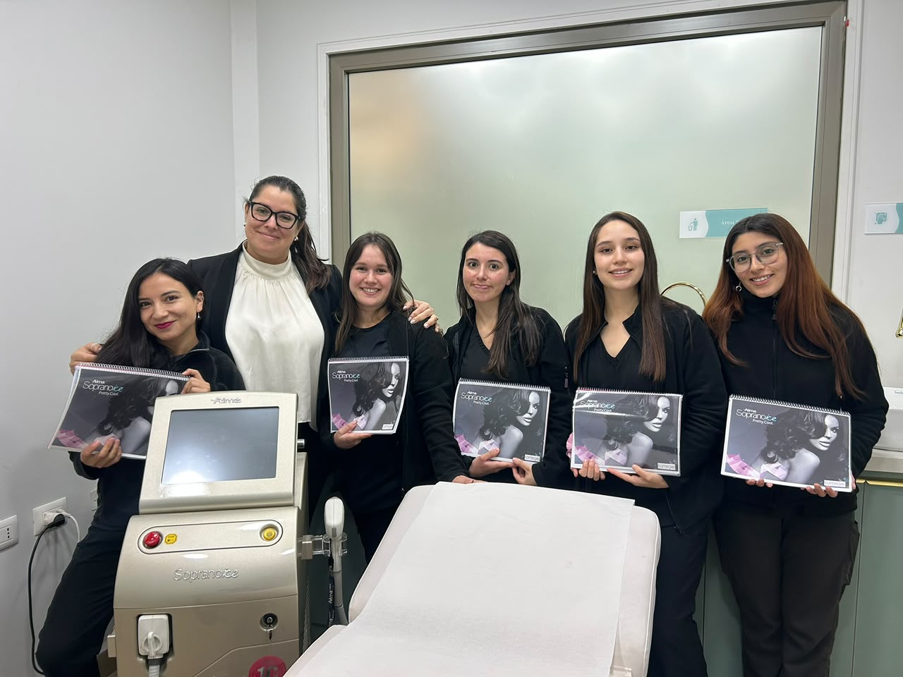 Equipo de kinesiólogas de SkinCenter junto al láser Soprano ICE Platinum tras su capacitación en la tecnología