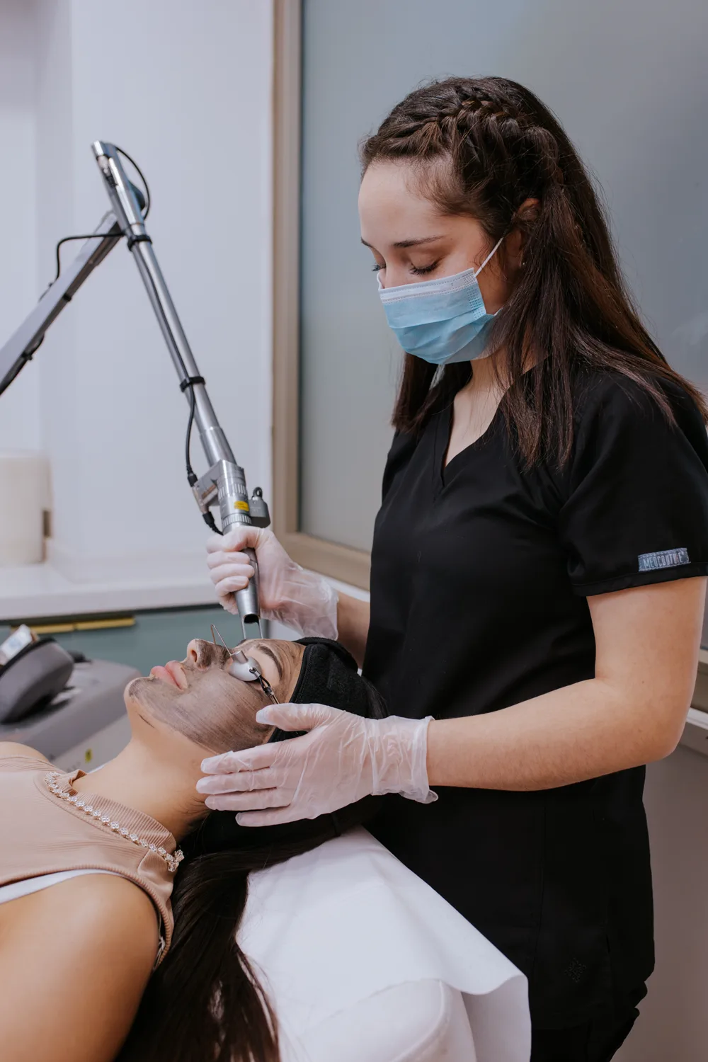 Sesión de Hollywood Peel en SkinCenter Concepción: máscara de carbón activado y láser Q-Switched aplicados por una profesional de la clínica