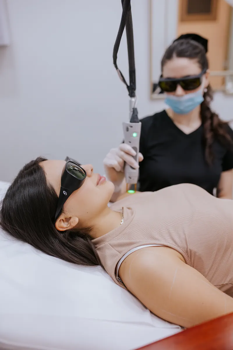 Paciente con gafas de protección durante una sesión de depilación láser en SkinCenter